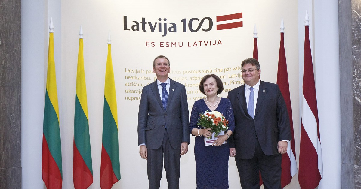 No kreisās: Edgars Rinkēvičs, Laimute Balode, Lins Linkevičs.
Foto: © ĢIRTS OZOLIŅŠ, F64