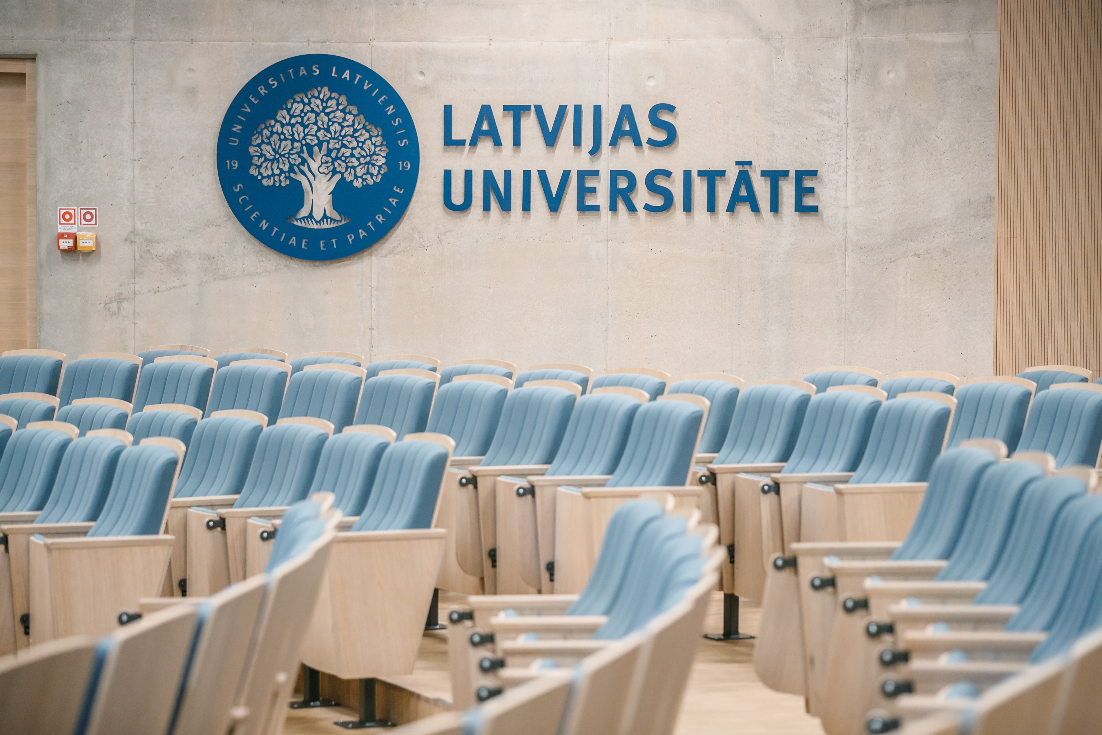 Latvijas Universitātes logo Universitātes auditorijā