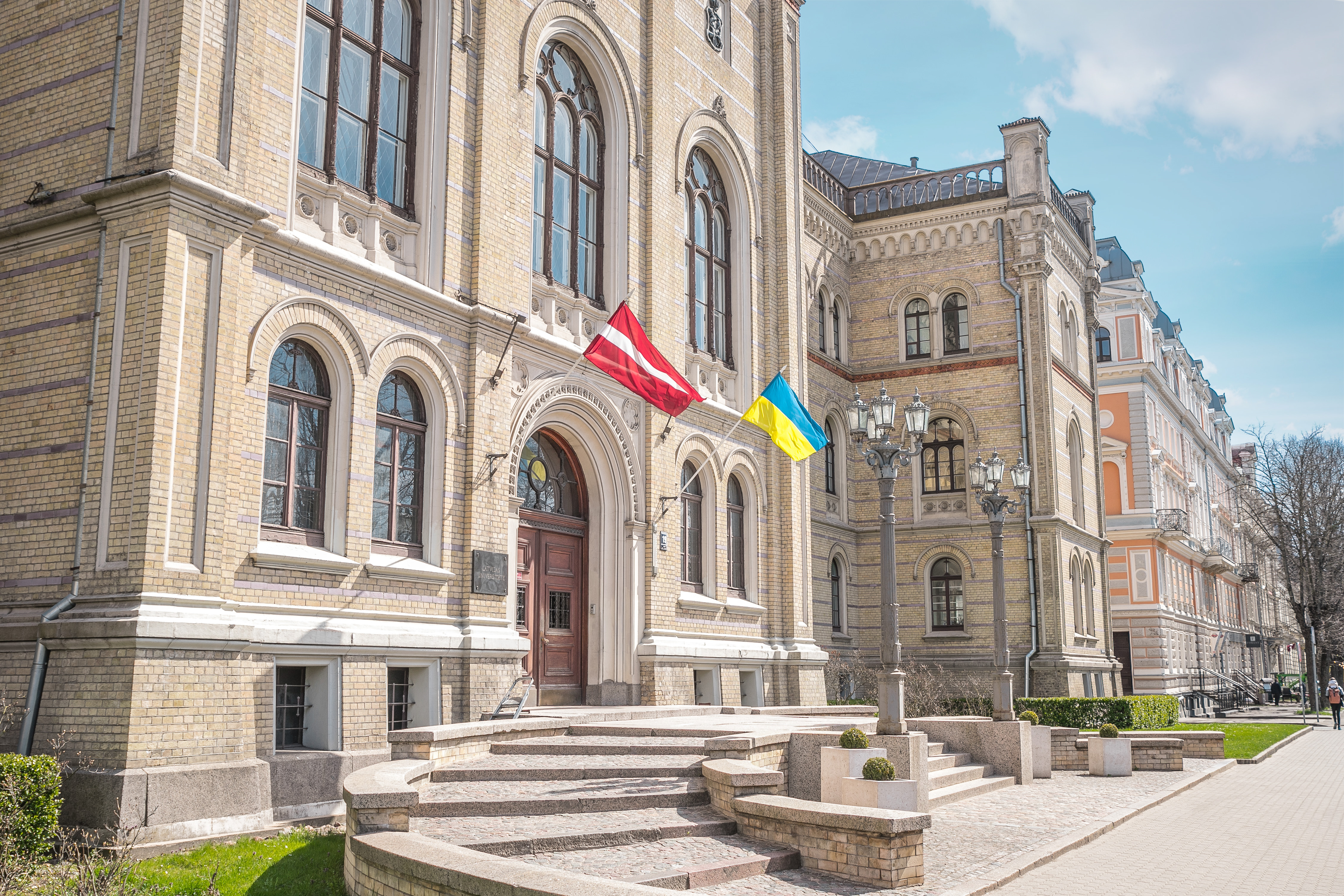 Pie Latvijas Universitātes plīvo Latvijas un Ukrainas karogs