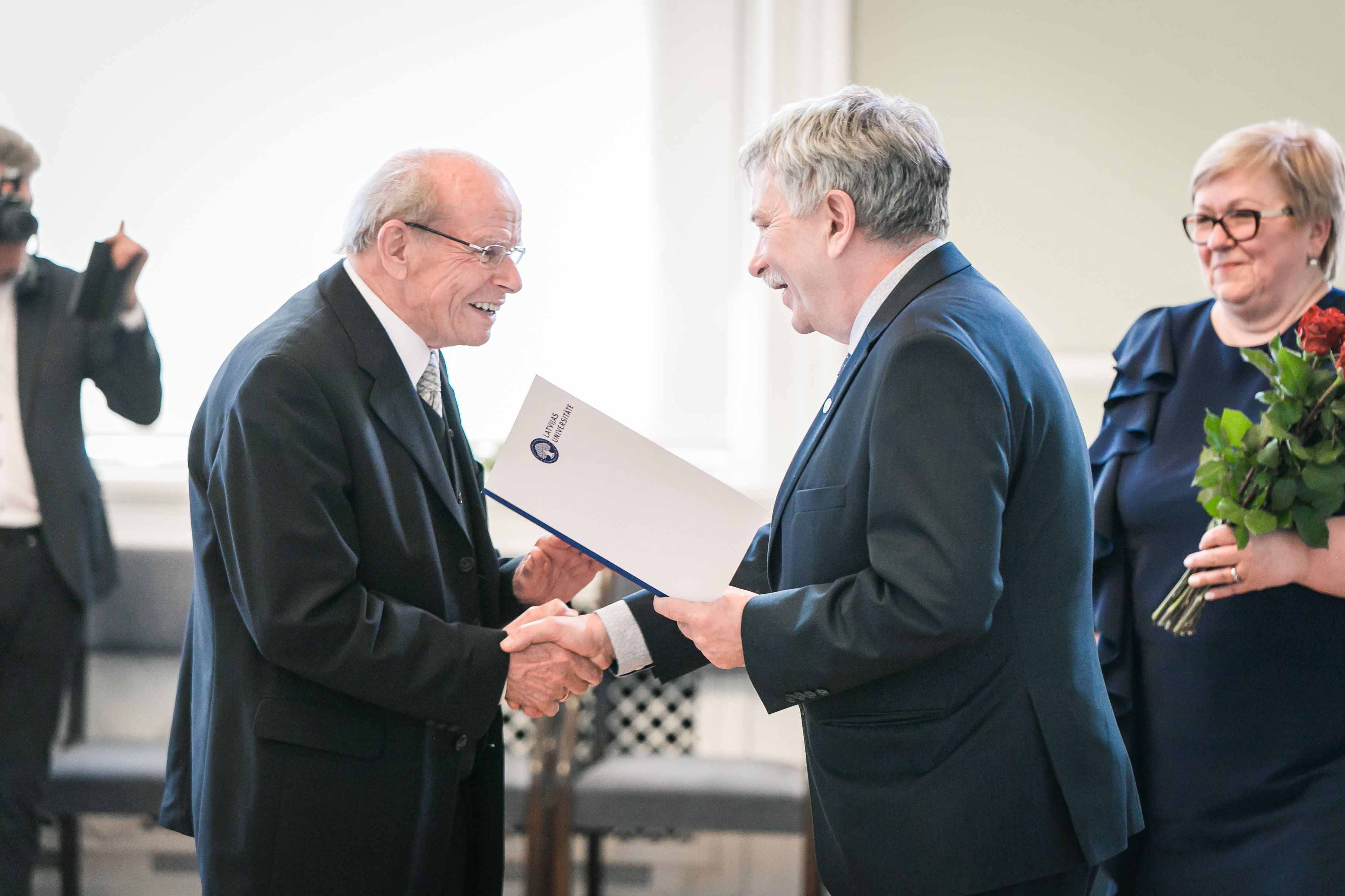 LU rektors profesors Indriķis Muižnieks sveic LU Goda doktoru profesoru Dīteru Šulcu