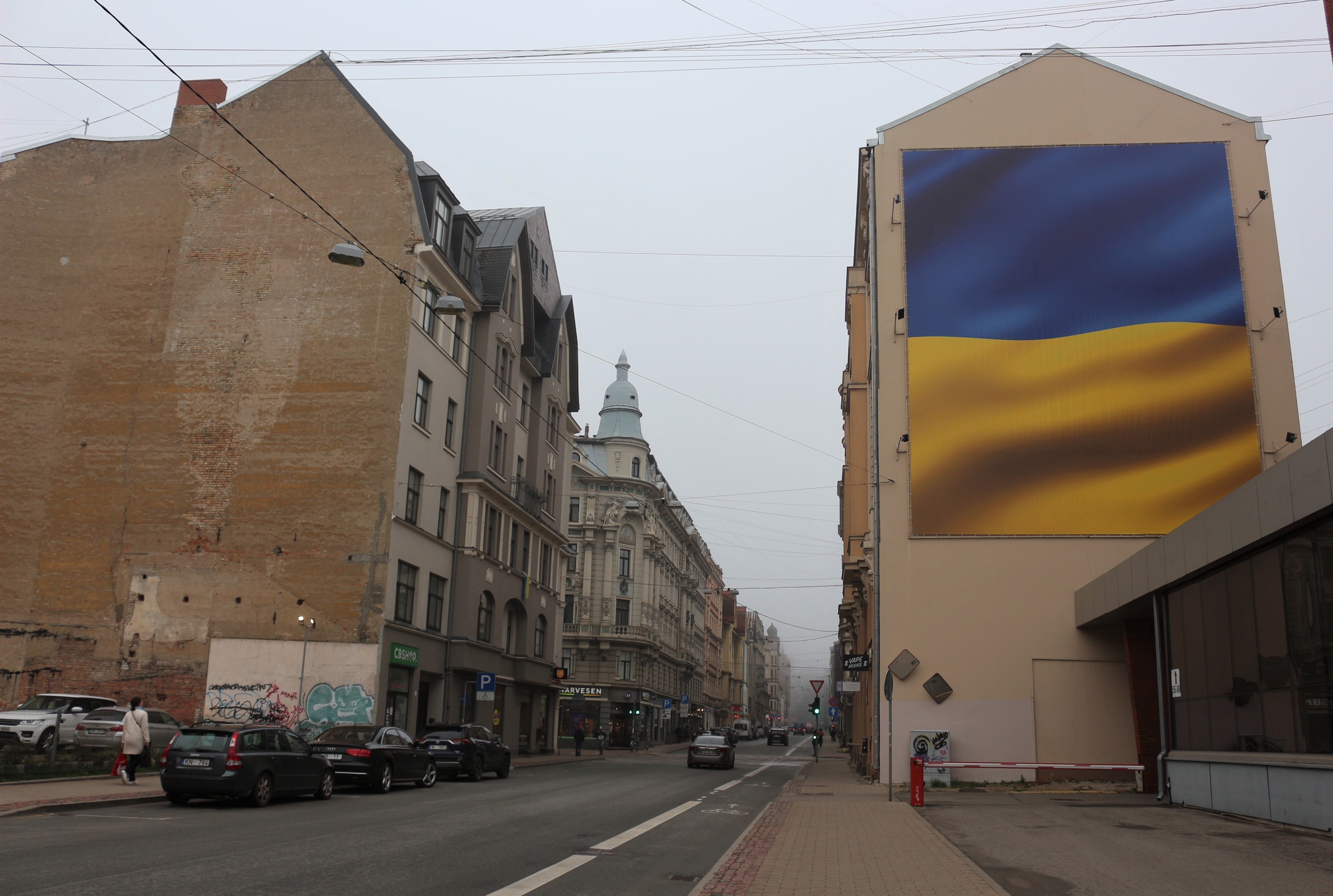 Ukrainas karogs Dzirnavu ielā Rīgā