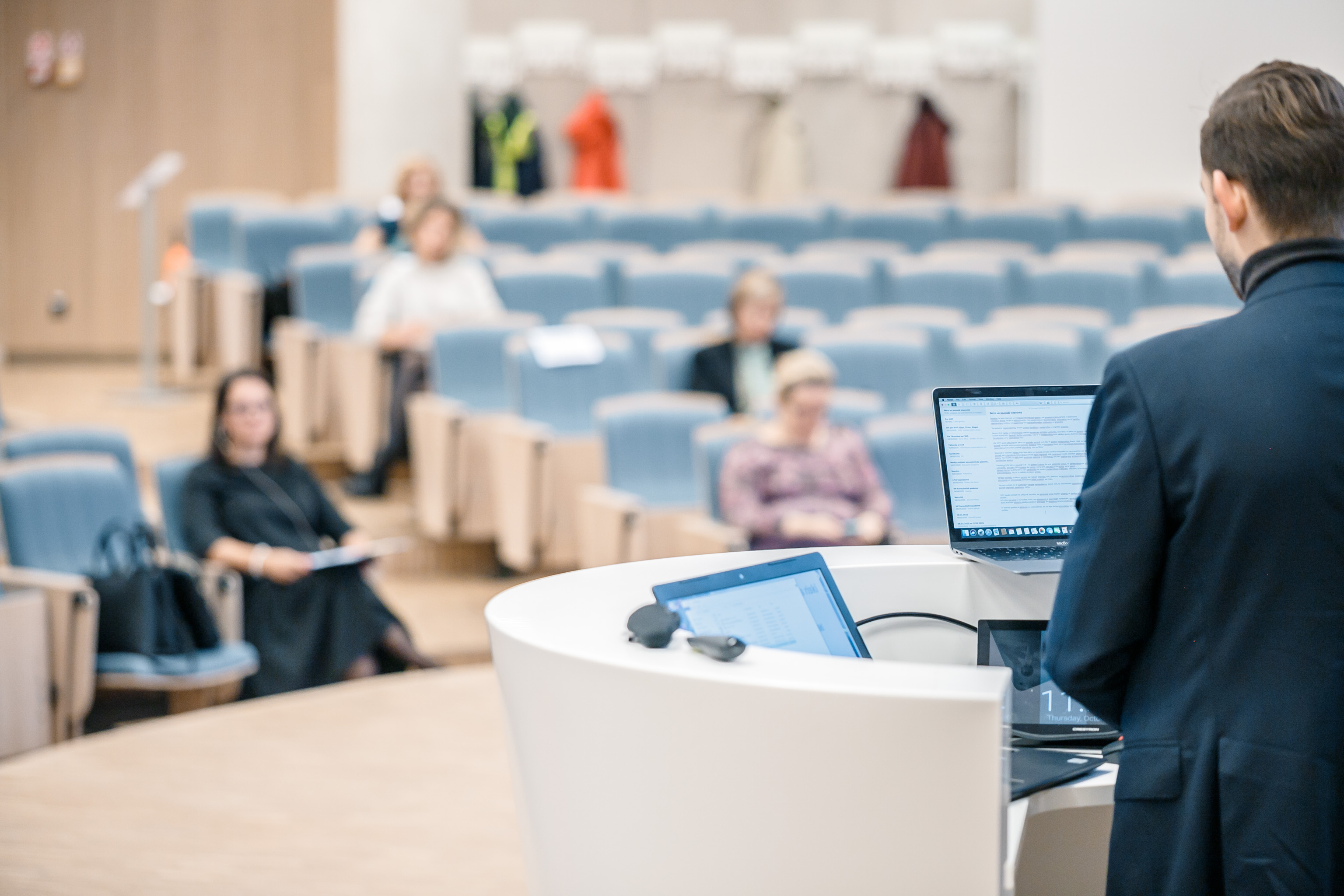 Ilustratīvs attēls. Vīrietis prezentē savu prezentāciju konferencē