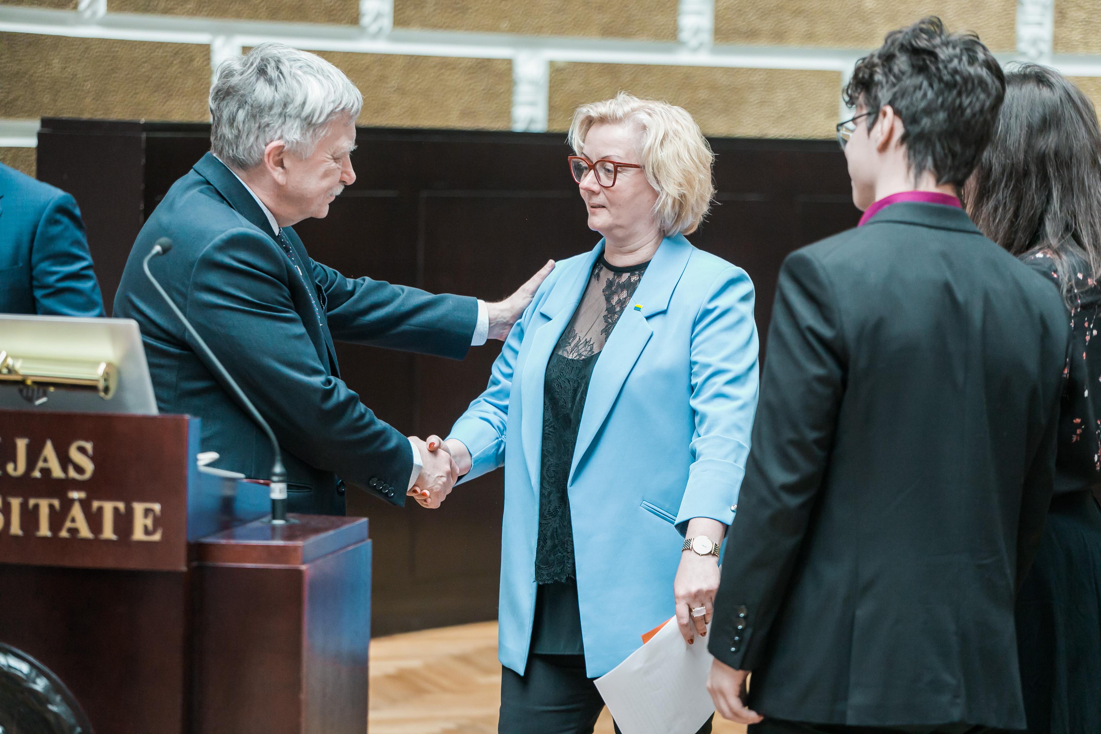 LU rektors profesors Indriķis Muižnieks sveic jaunievēlēto LU Satversmes sapulces priekšsēdētāju profesori Zandu Rubeni