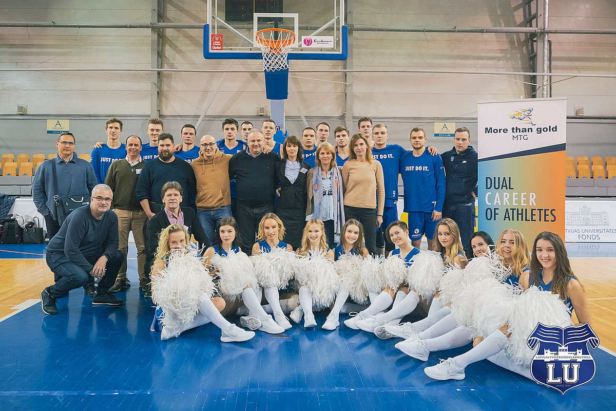 LU Basketbola komanda un karsējmeitenes.