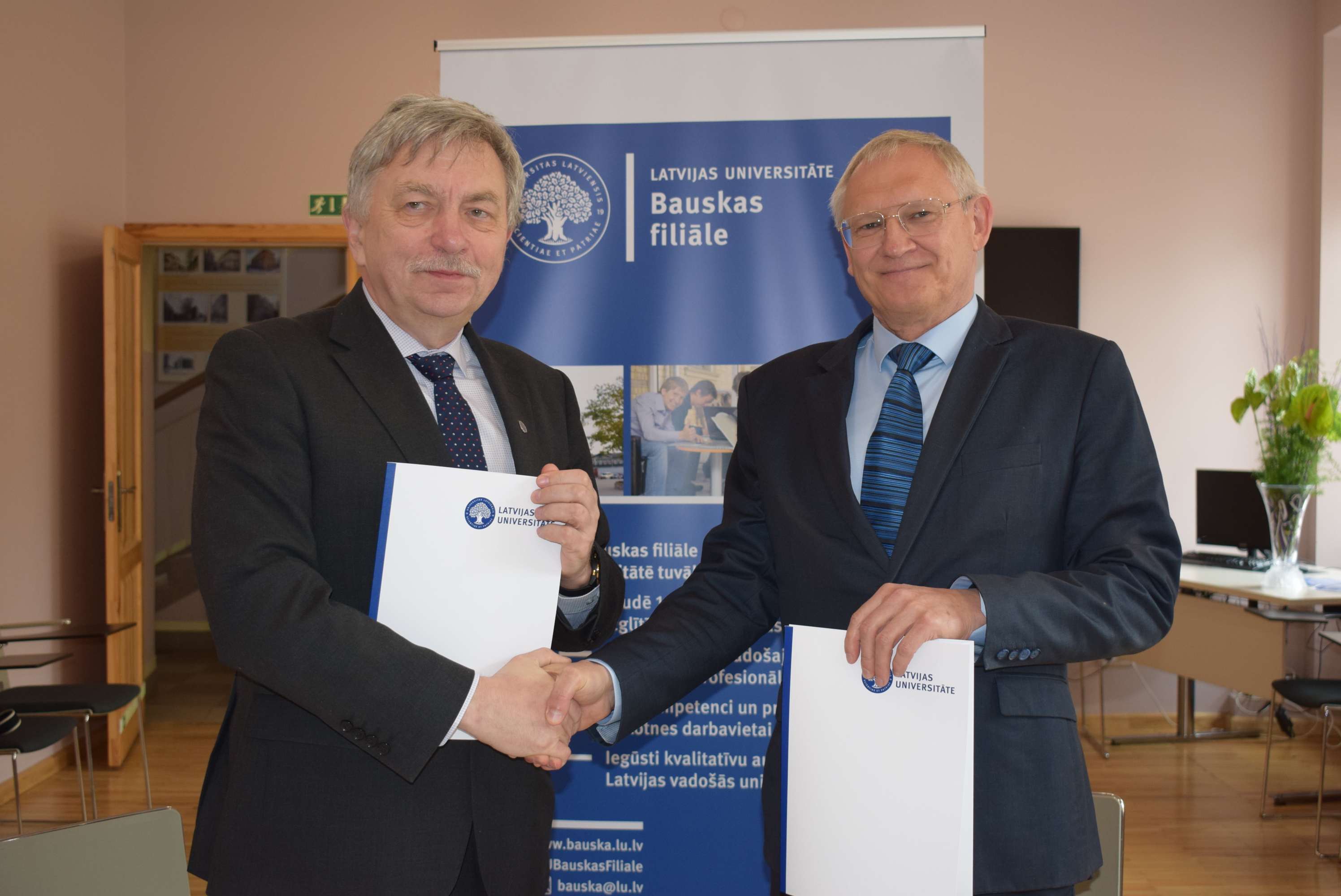 LU rektors Indriķis Muižnieks un Bauskas novada domes priekšsēdētājs Aivars Okmanis