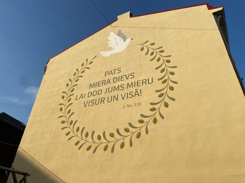 Sienas gleznojums uz Sv. Jāņa Draudzes nama sienas.
