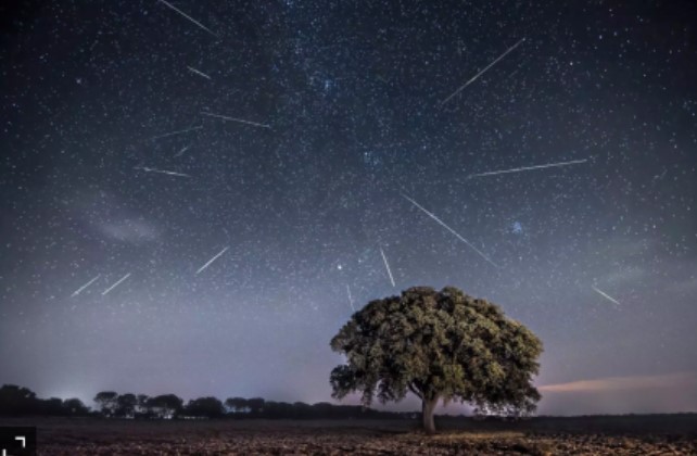 meteoru lietus naksnīgajās debesīs