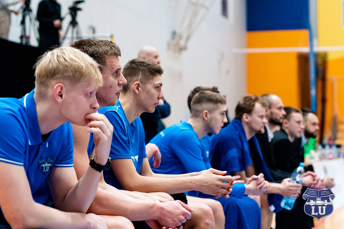 Lu basketbola komandas spēlētāji uz rezervistu soliņa