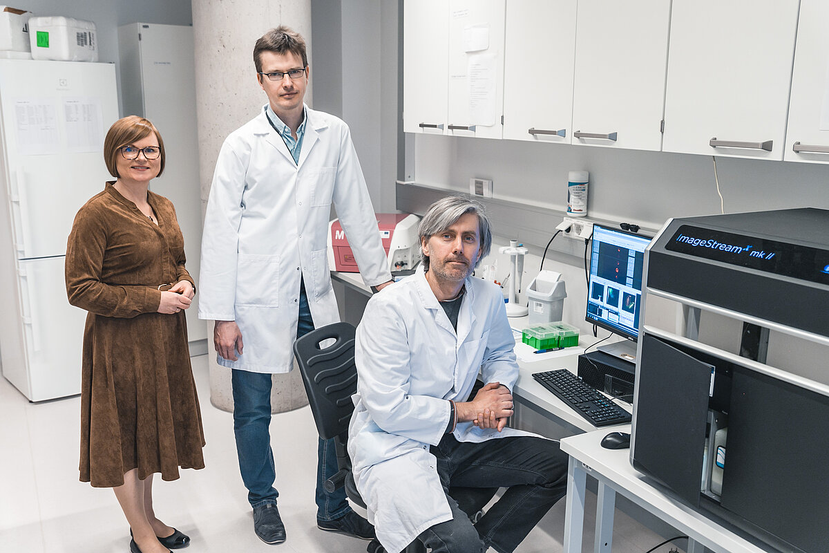 Vadošais pētnieks Vadims Parfejevs (pirmais no labās) ar kolēģiem laboratorijā