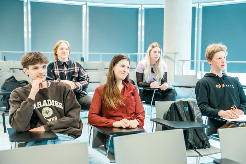 Skolēni Latvijas Universitātes auditorijā