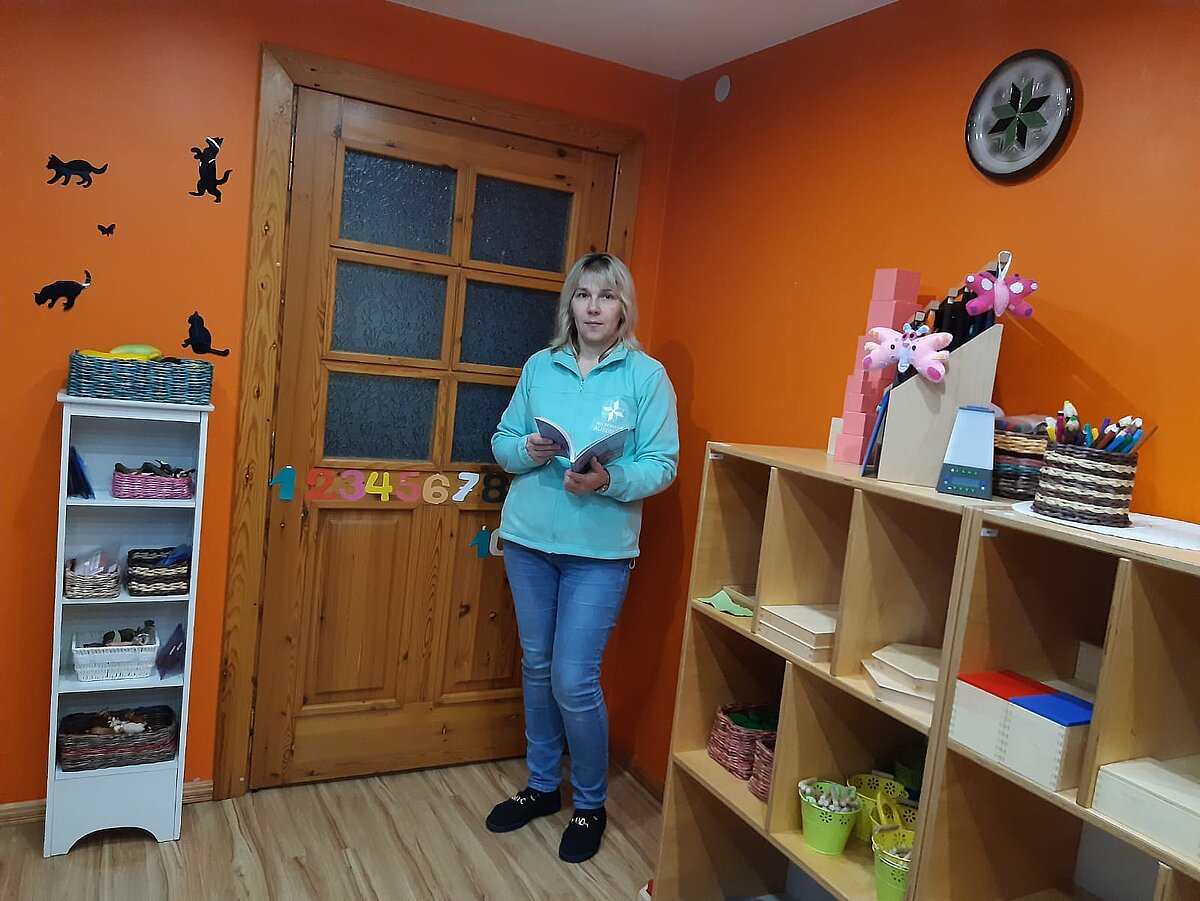 Studente un skolotāja ILZĪTE ĶEMME klasē