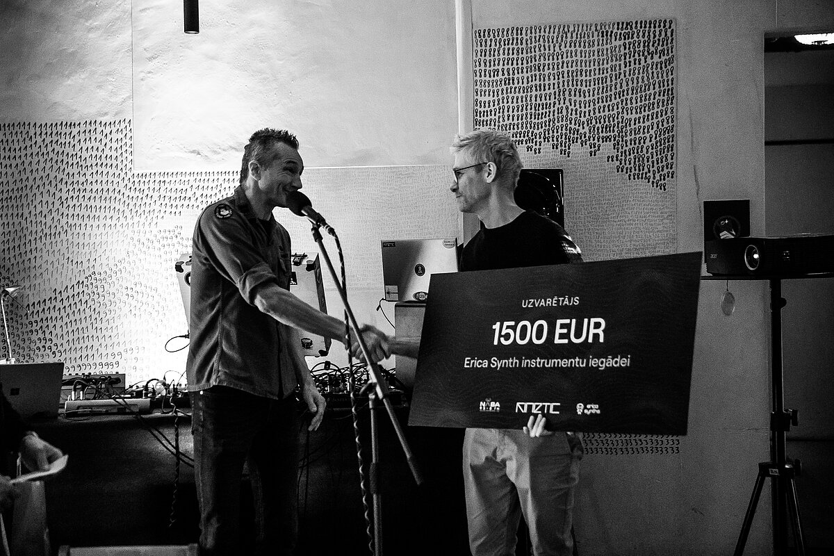 Konkursa "Filtrs" uzvarētājs saņem čeku par 1500 eiro mūzikas instrumentu iegādei