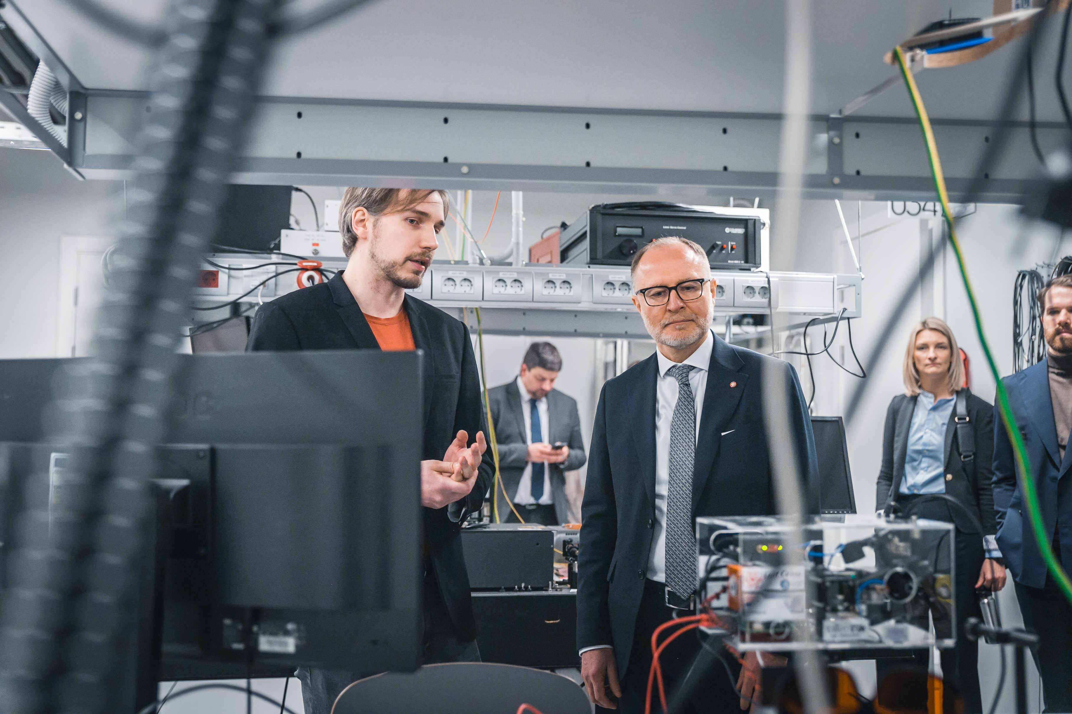 Aizsardzības ministrs Andris Sprūds apmeklē LU laboratoriju