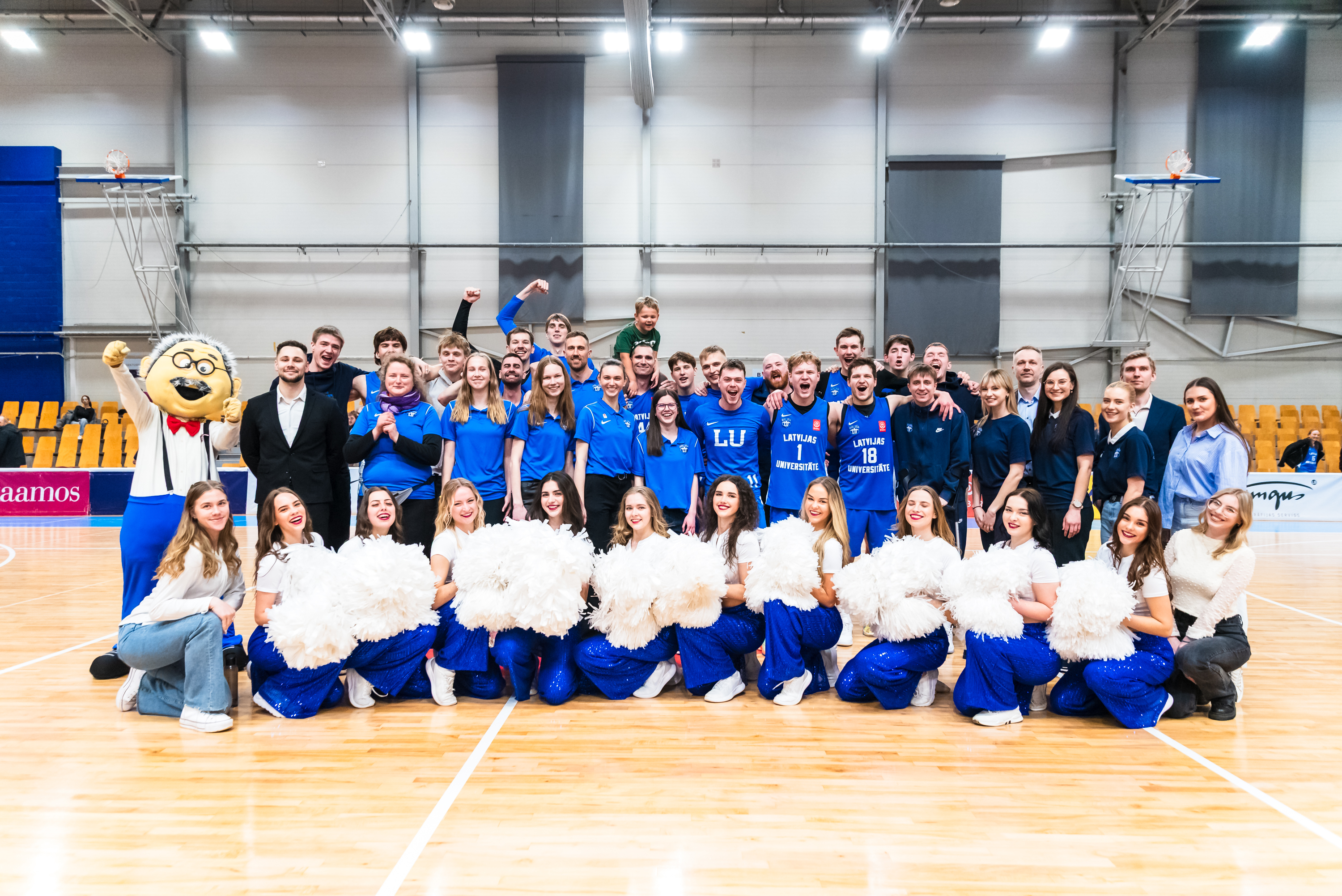 LU basketbola komanda un karsējmeitenes, kopbilde