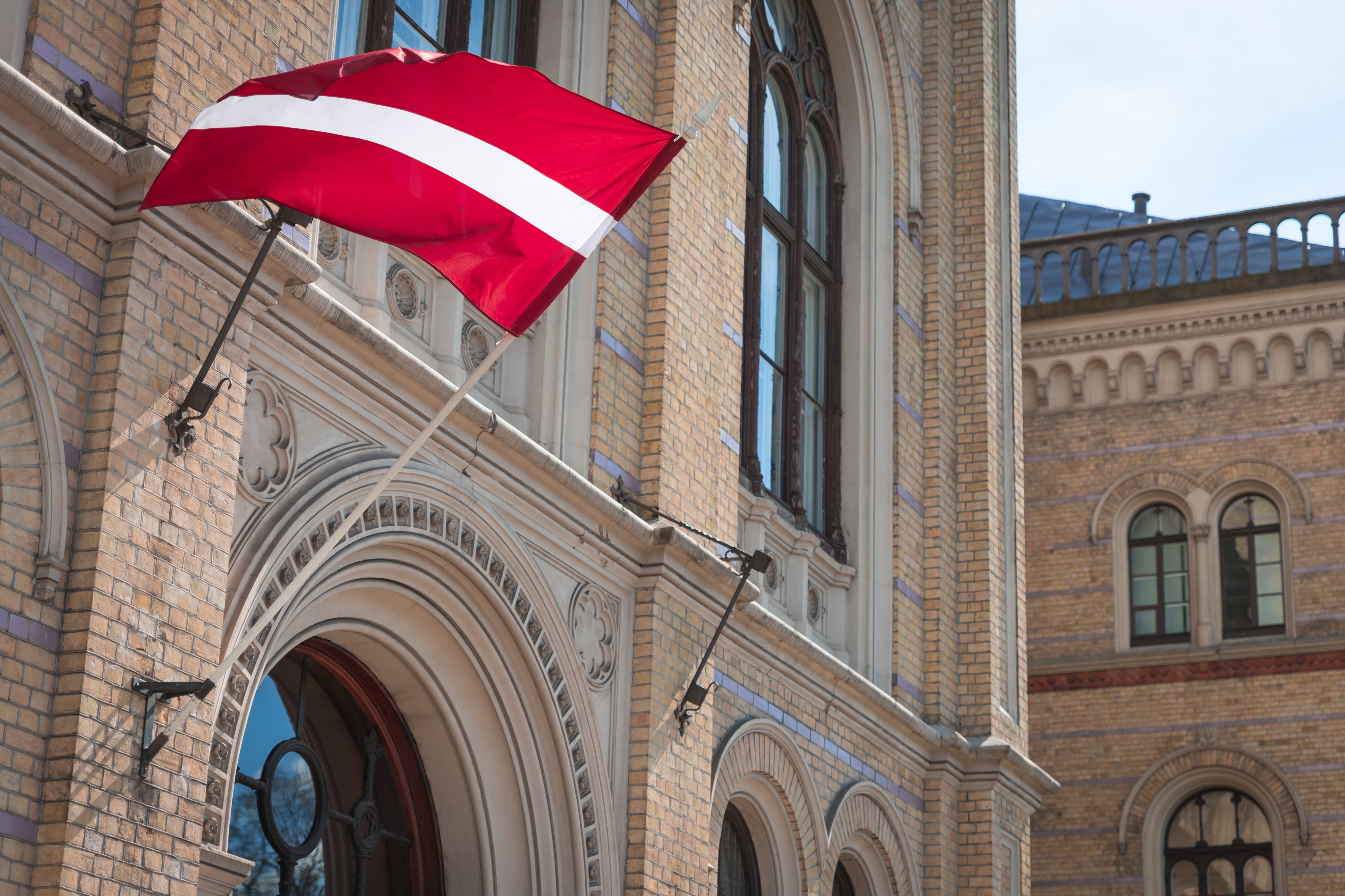 Latvijas karogs pie LU galvenās ēkas Raiņa bulvārī 19