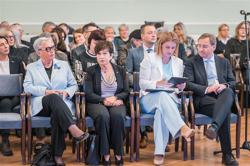 Konferences dalībnieki LU Mazajā aulā