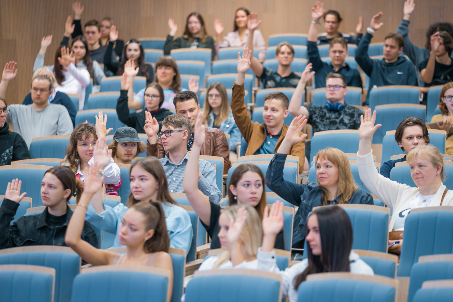 Studenti auditorijā pacēluši roku balsošanai