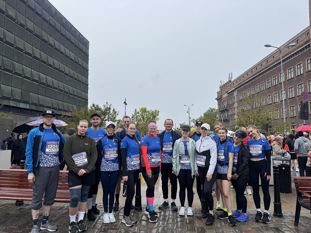 Skrējēju grupa pirms start maratonā