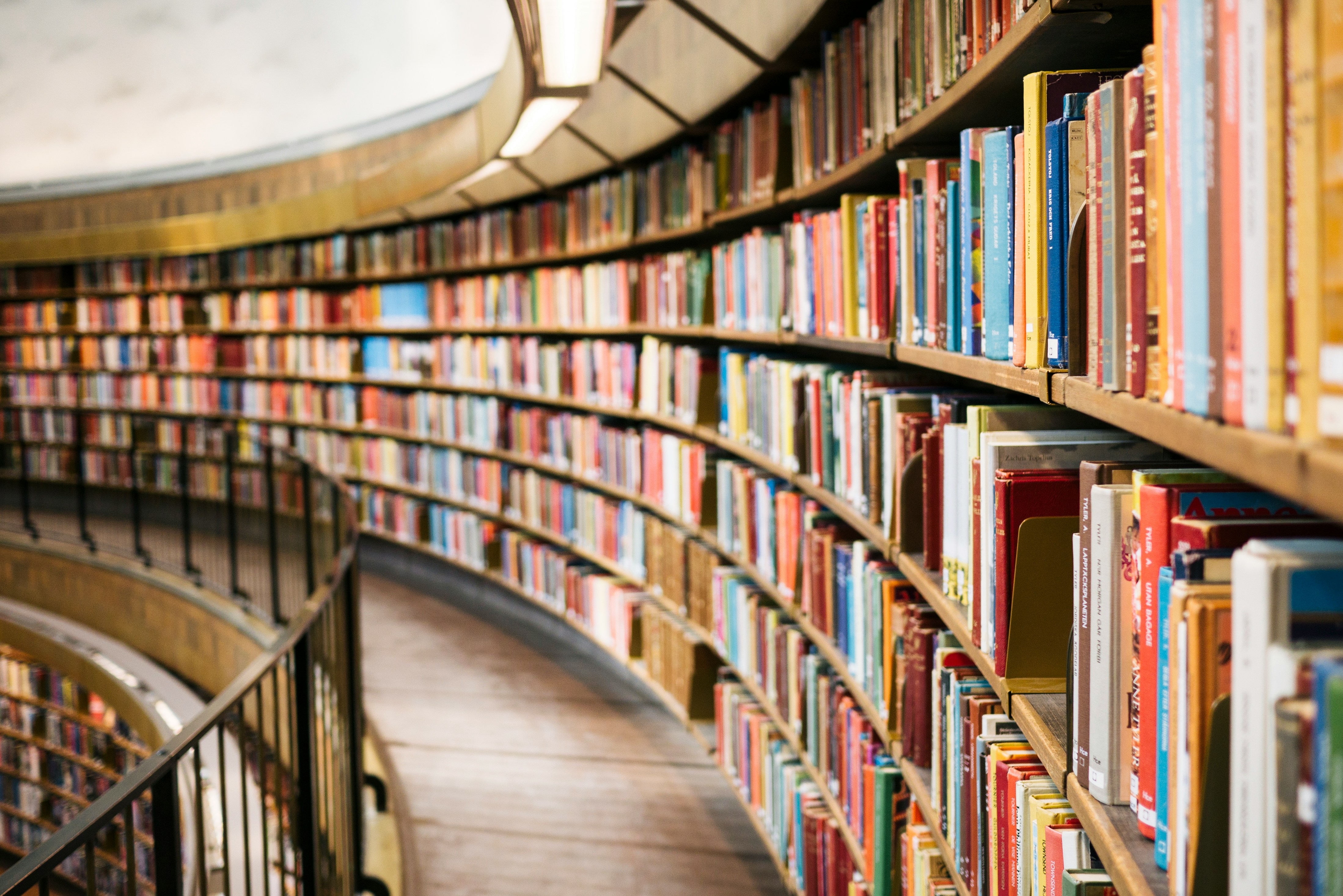 Grāmatu plaukti bibliotēkā
