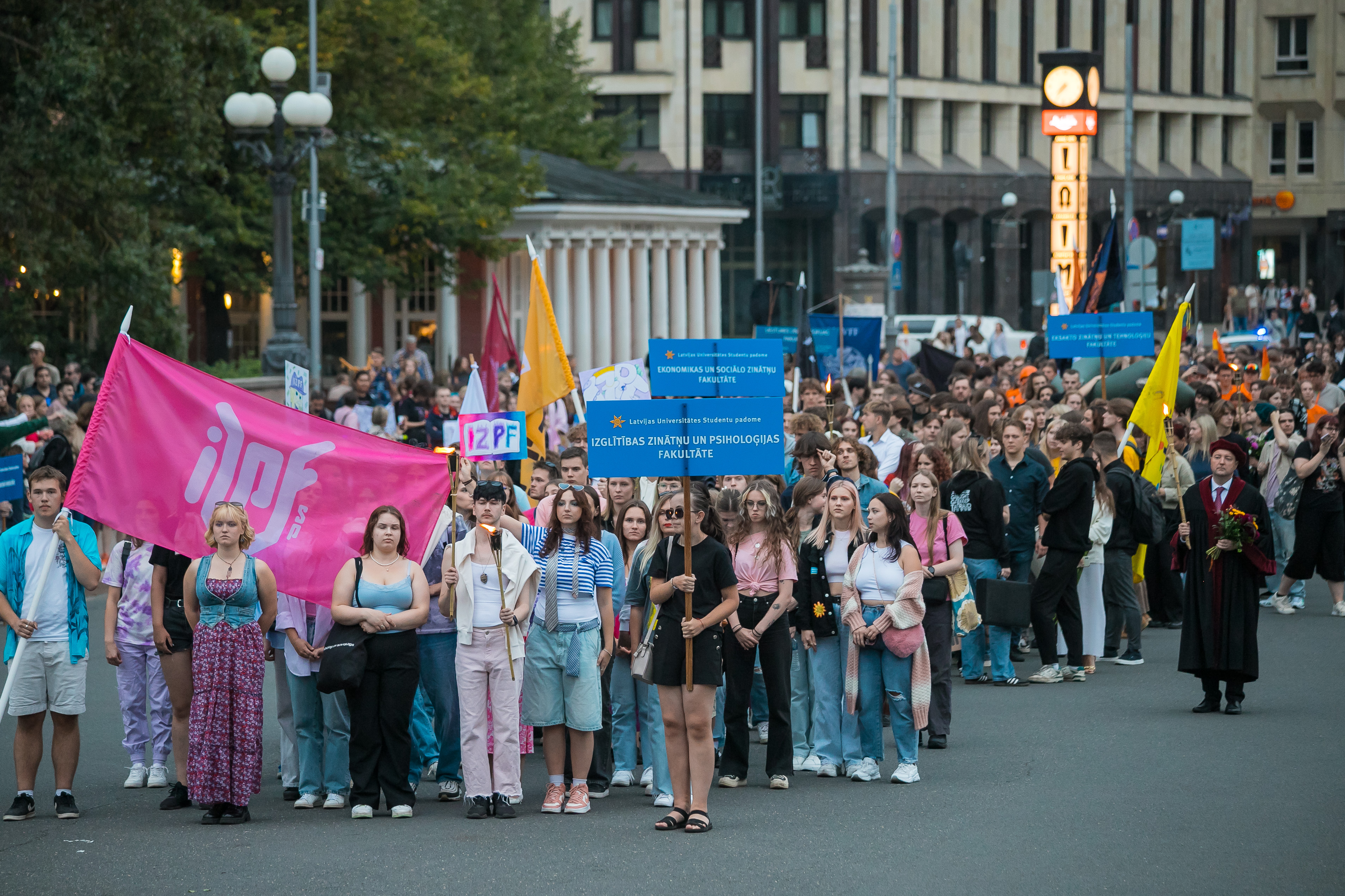 Jaunieši sastājušies ar karogiem pie Brīvības pieminekļa studentu svētku "Aristotelis" gājienā