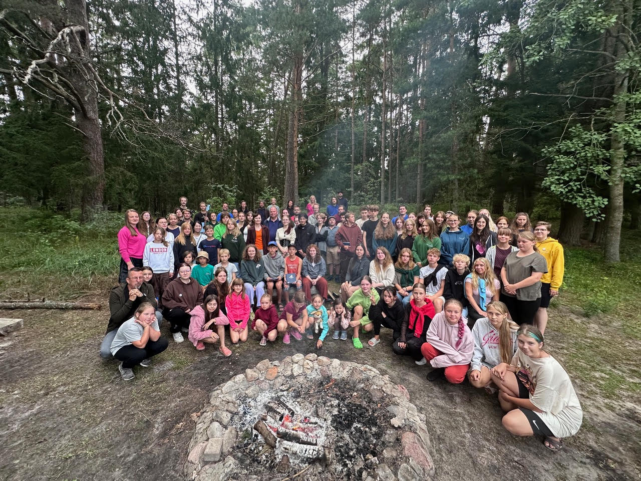 Lībiešu vasaras skolas dalībnieku kopīgais foto