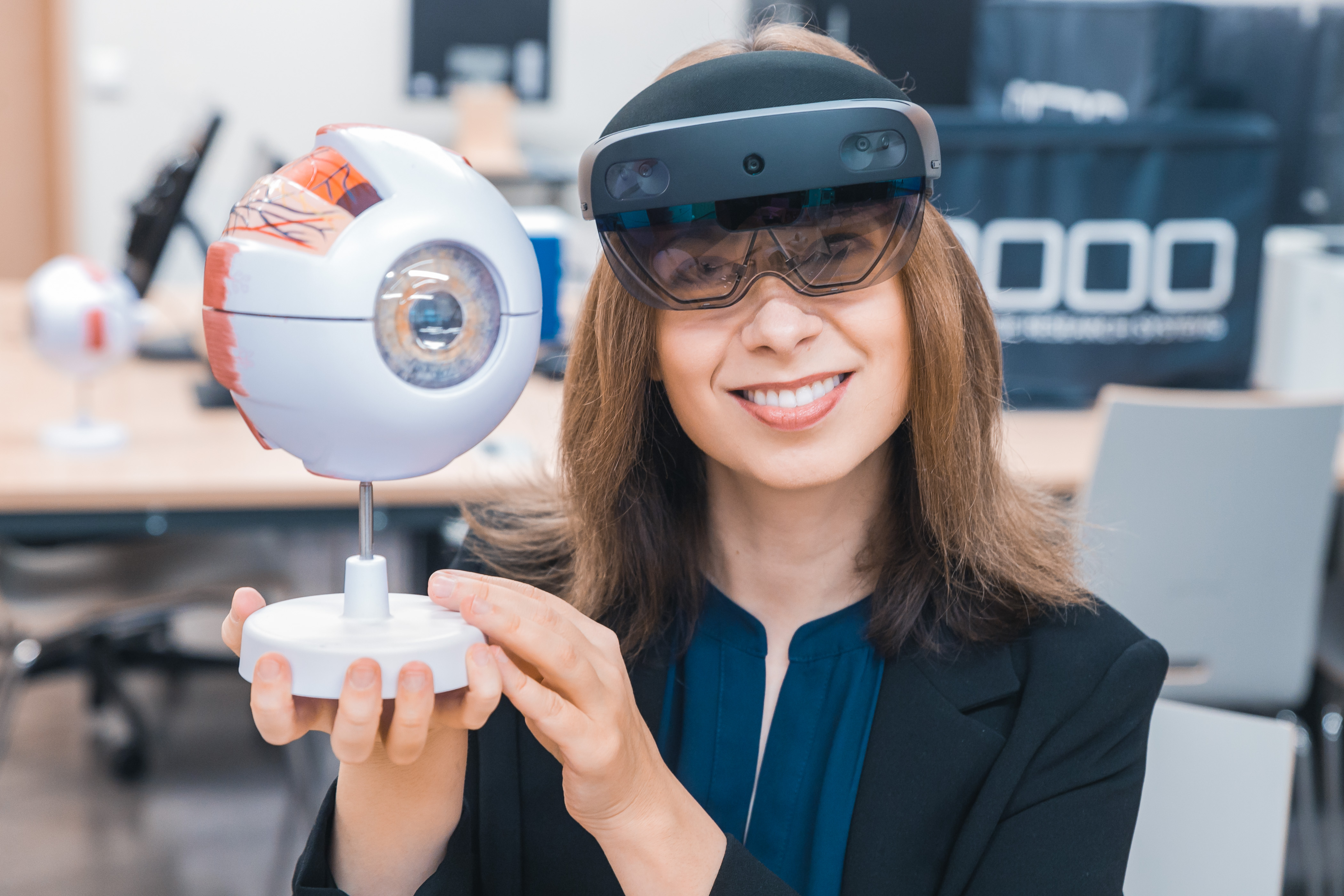 LU zinātniece Tatjana Pladere ar optometrijas brillēm