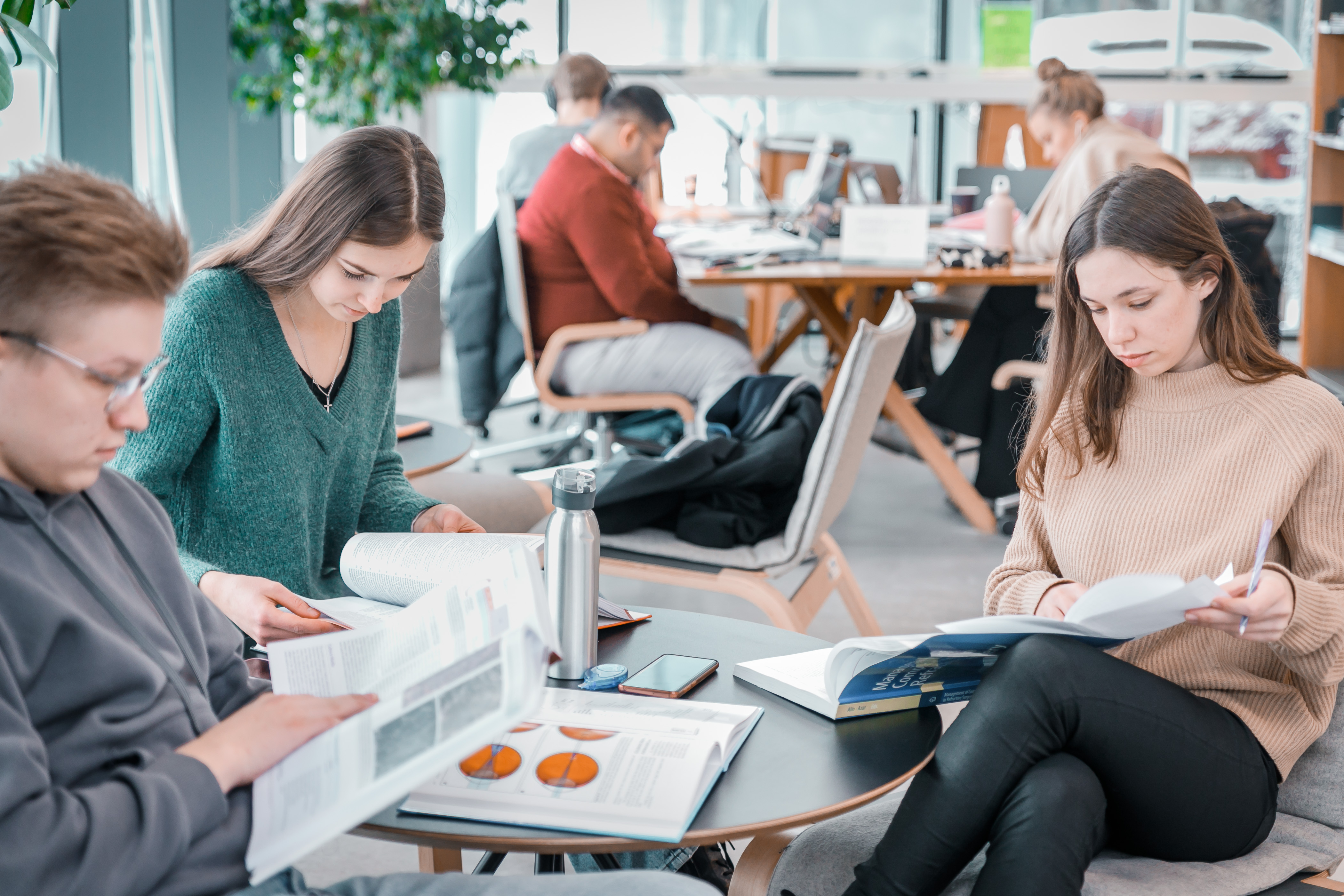 Studenti bibliotēkā