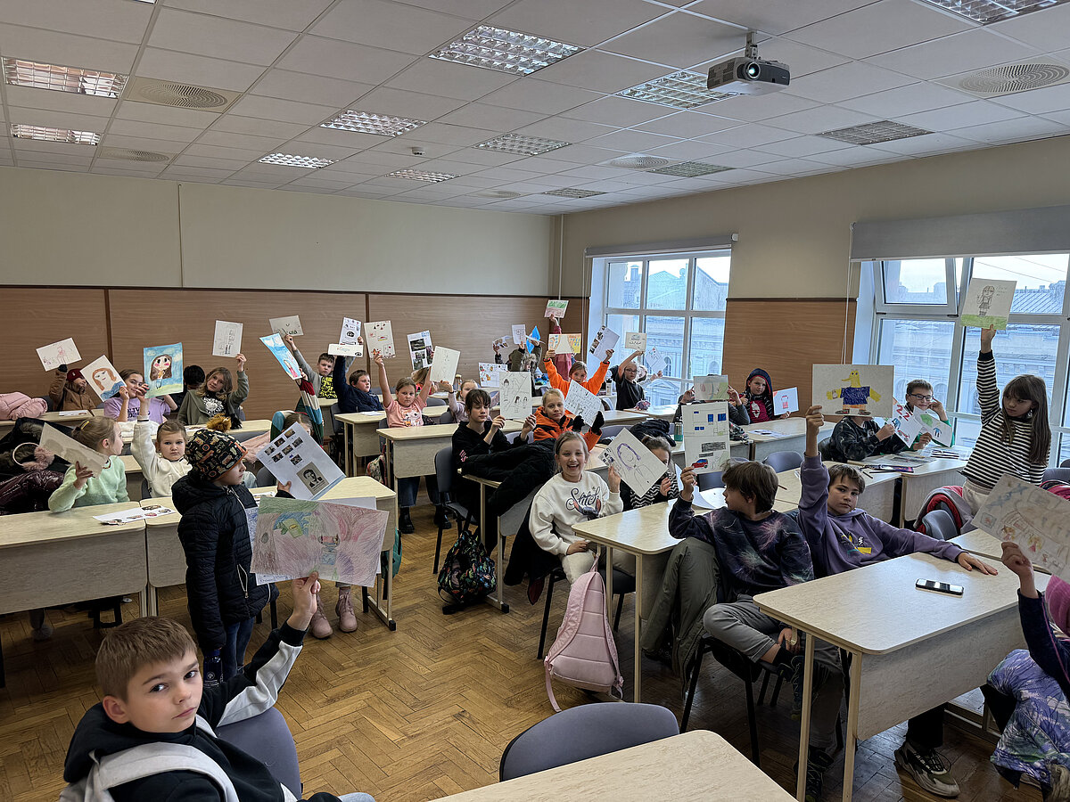 Bērnu Dienas nometne Latvijas Universitātē rudens brīvlaikā. Dienas nometnē bērni ar zīmējumiem