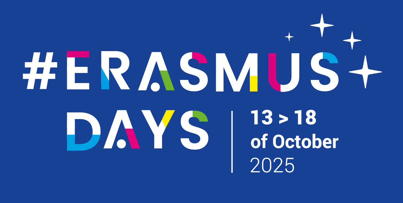 #ErasmusDays 2025 logo — norises datumi no 13. līdz 18. oktobrim, zilā fonā ar krāsainiem burtiem un zvaigžņu simboliem