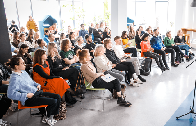Cilvēki konferenču zālē