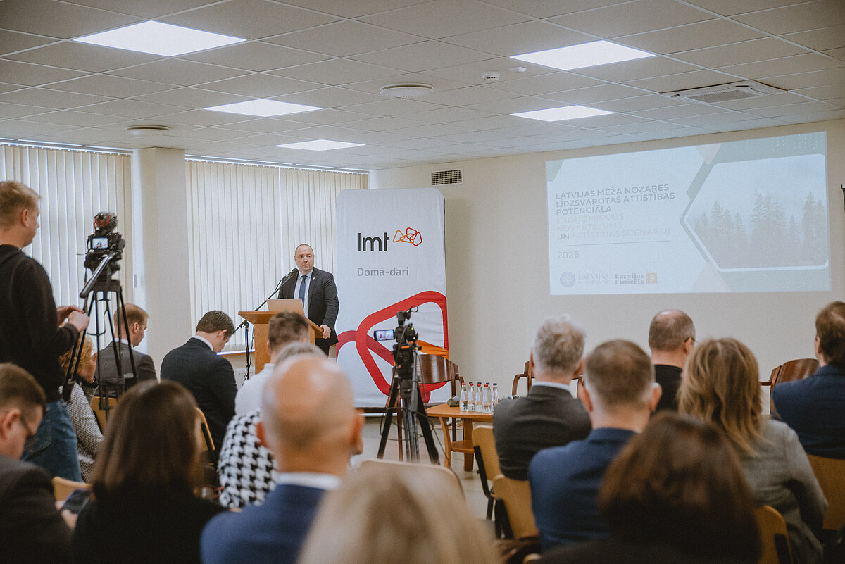 LU Ekonomikas un sociālo zinātņu fakultātes dekāns prof. Jānis Priede uzstājas forumā “Latgales formula tautsaimniecības izaugsmei un publiskajam labumam: zeme un cilvēki”