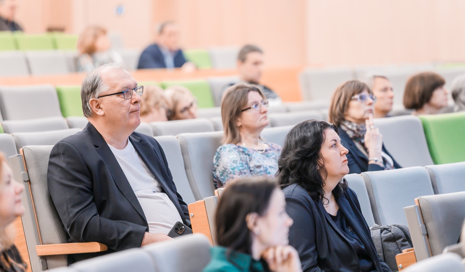 Cilvēki konferenču zālē