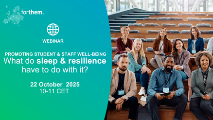 Reklāmas baneris Forthem tīmekļsemināram par studentu un darbinieku labbūtību ar nosaukumu 'What do sleep & resilience have to do with it?', kas notiks 2025. gada 22. oktobrī no plkst. 10:00 līdz 11:00 pēc CET laika. Kreisajā pusē ir zilzaļš fons ar tekstu un Forthem logotipu, labajā pusē – cilvēki sēž uz pakāpienveida sēdvietām