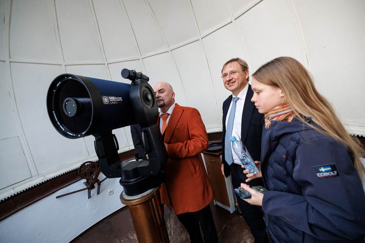 Jaunais teleskops,Astronoms Vitālijs Kuzmovs, LU rektors Gundars Bērziņš un astronomiskā torņa apmeklētāji