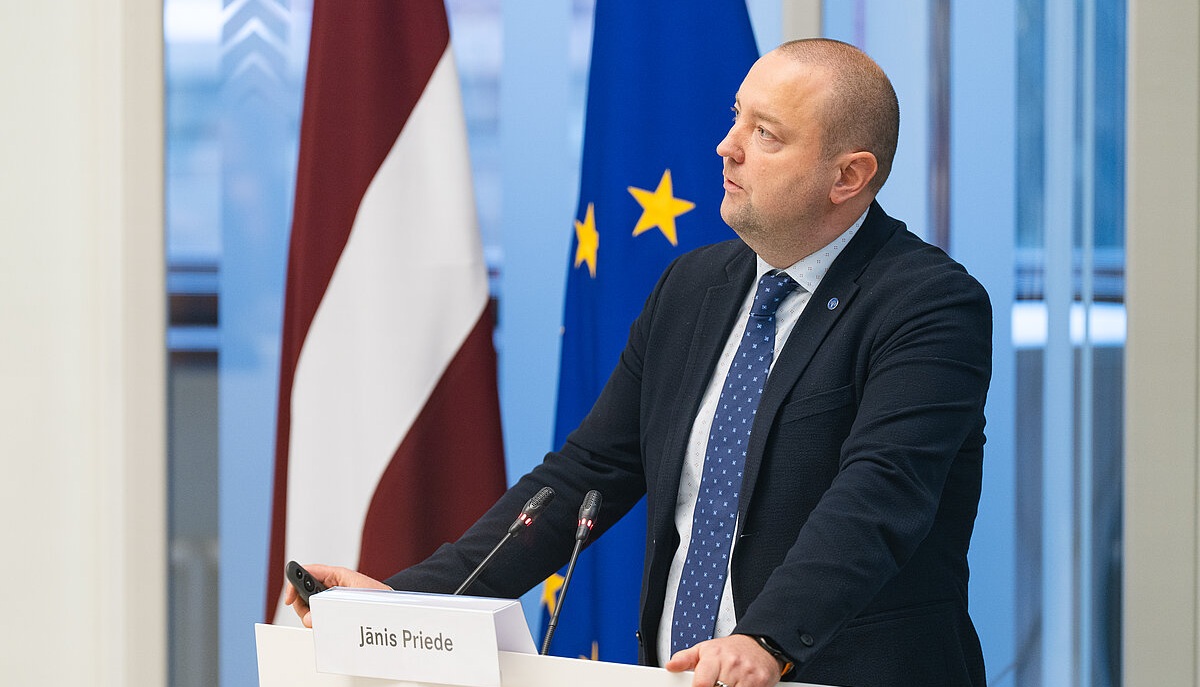 ESZF dekāns prof. Jānis Priede uzstājas Saeimā. 