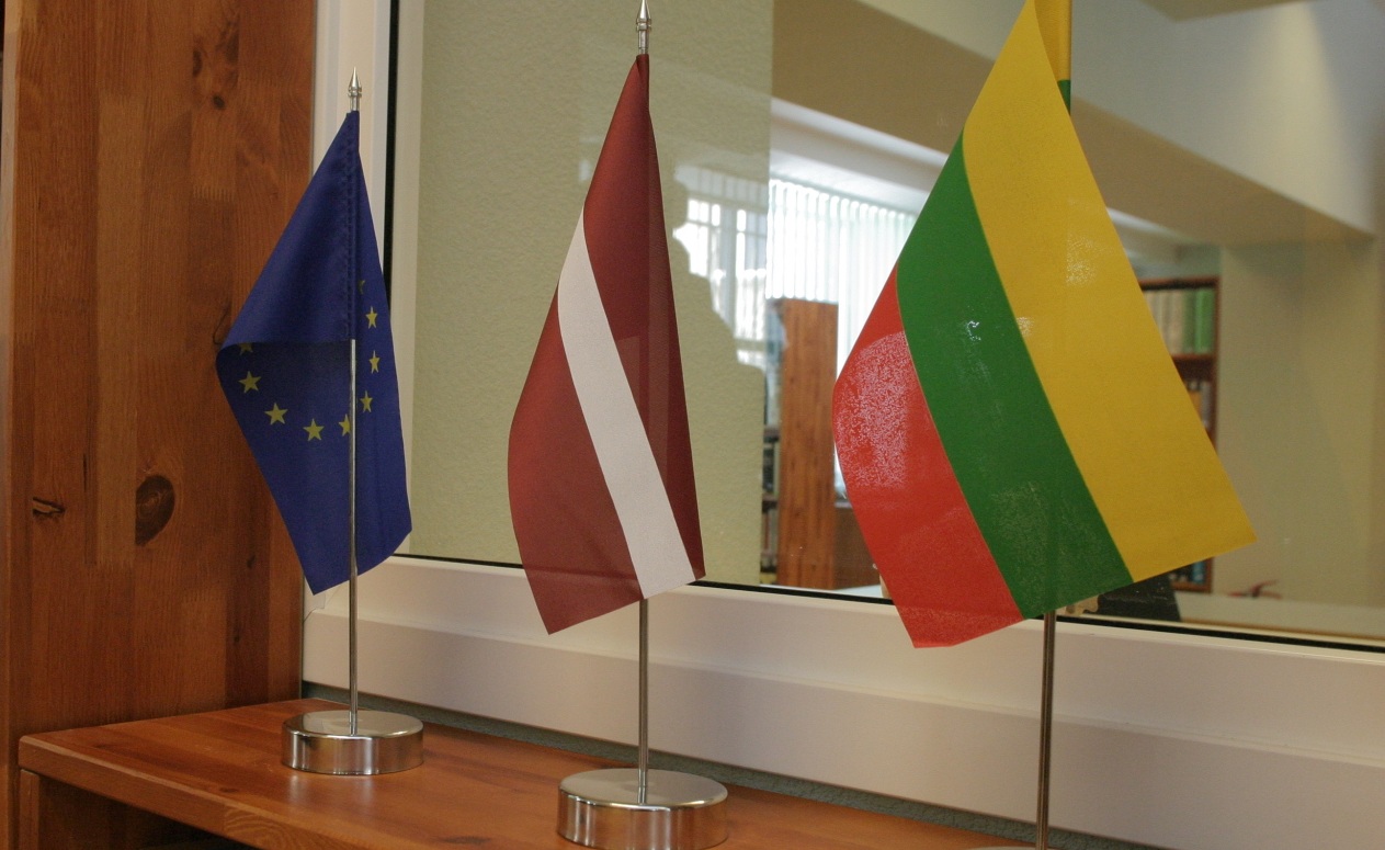 ES, LV un LT karogi