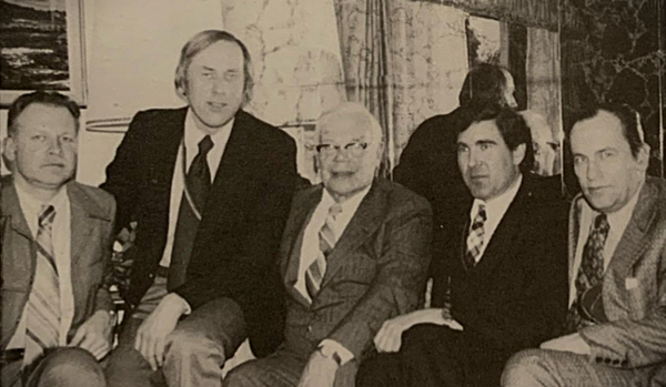 Studentu korporācijas Latvia biedri Mineapolē (ASV), apsveicot E. Ķiploku 75 gadu jubilejā, 1982.04.03. E. Ķiploka mājās. No kr. Ģirts Jātnieks, Visvaris Ģiga, E. Ķiploks, Uldis Erdmanis un Ansis Sapraša