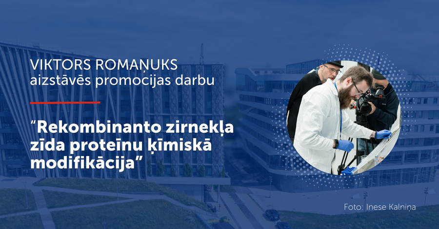Fonā LU Akadēmiskais centrs. Teksts: “Viktors Romanuks aizstāvēs promocijas darbu ‘Rekombinanto zirnekļa zīda proteīnu ķīmiskā modifikācija’”. Labajā pusē redzams laboratorija un cilvēks baltā halātā. 