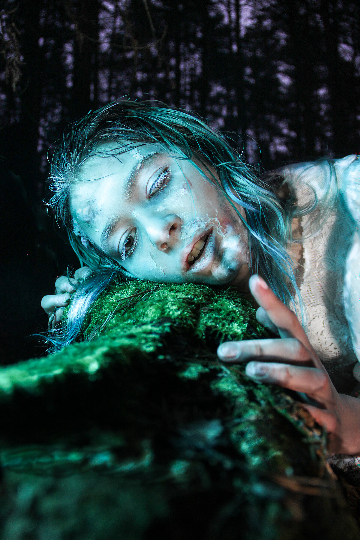 Mākslas foto "Klusuma skaņa" - meitene.