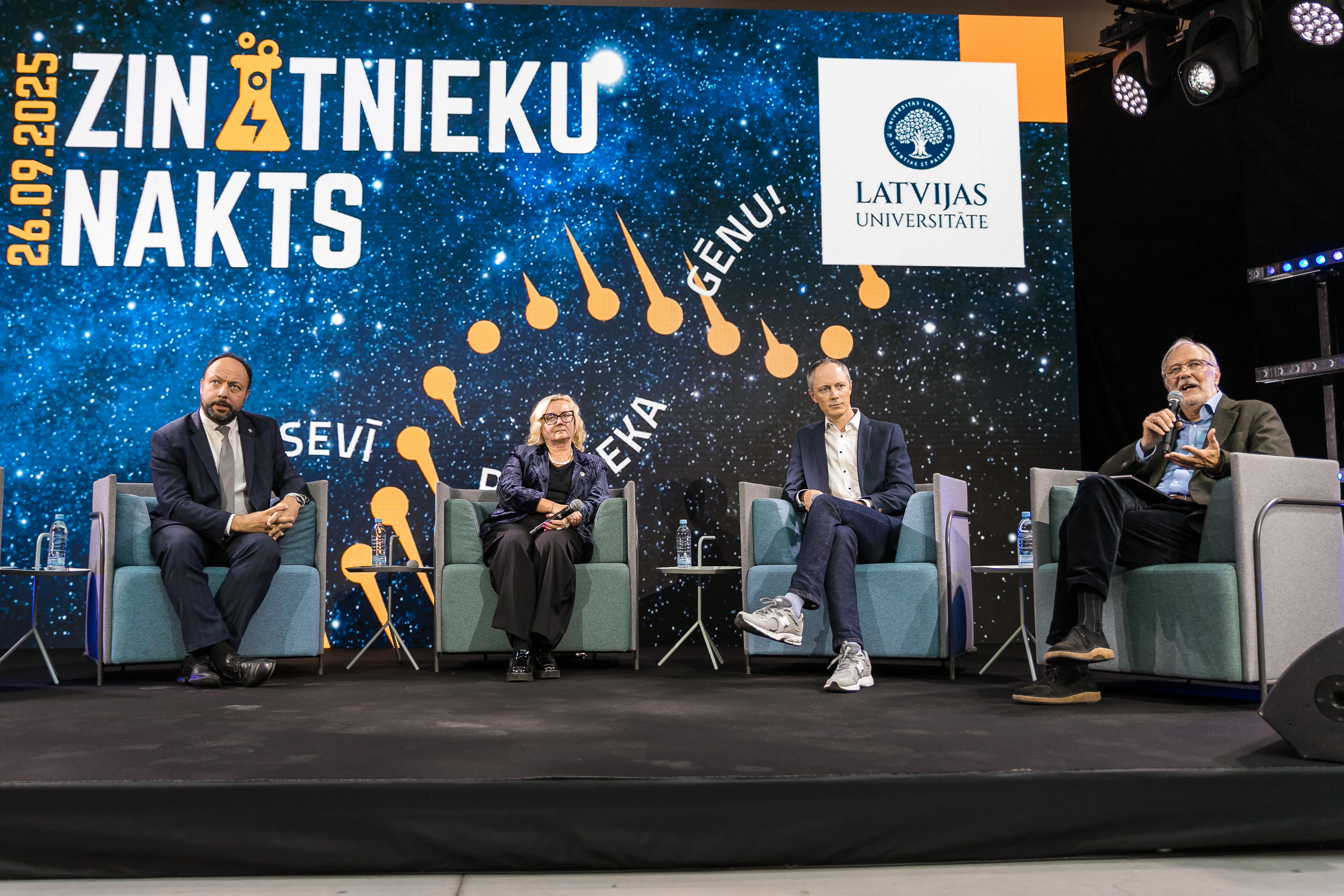 No kreisās prof. Vjašeslavs Kaščejevs, prof. Zanda Rubene, prof. Normunds Grūzītis un LU padomes priekšsēdētājs prof. Mārcis Auziņš