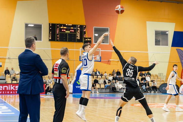 Basketbola spēlētāji uz laukuma