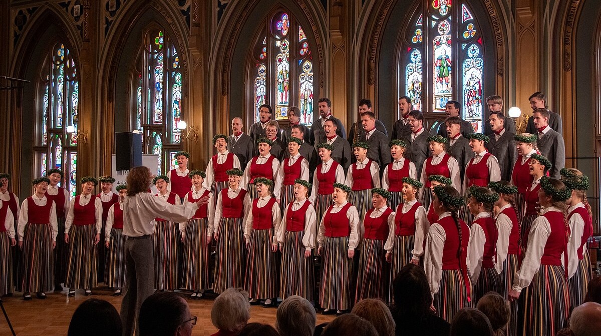 Koris "Austra" dalībnieki skaistos tērpos