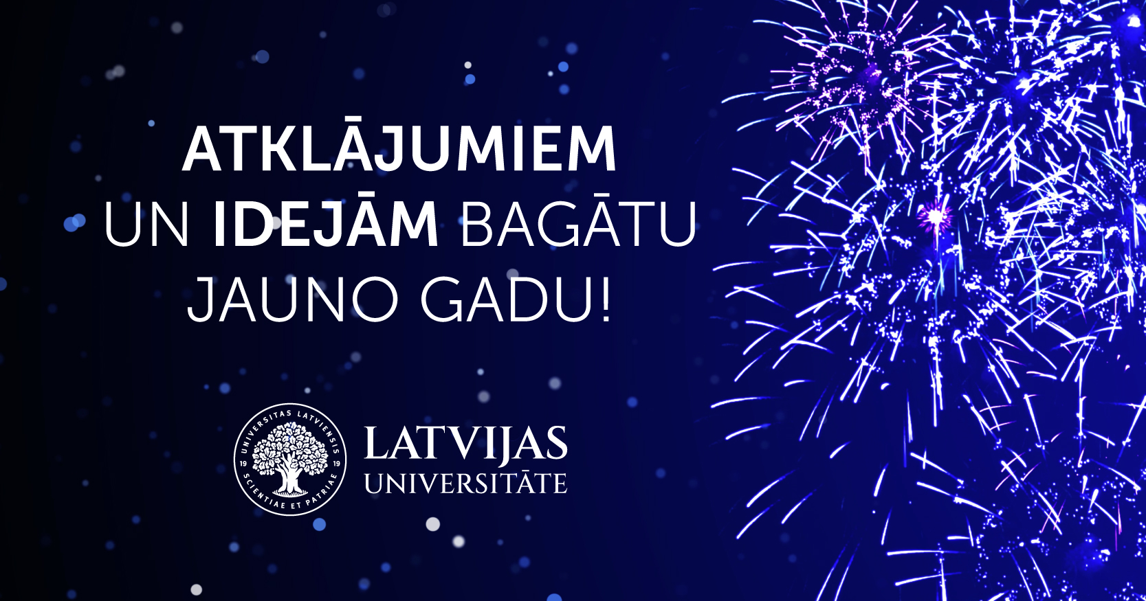 Zilā fonā ar uguņošanas salūtu redzams uzraksts “Atklājumiem un idejām bagātu Jauno gadu!” un Latvijas Universitātes logotips.