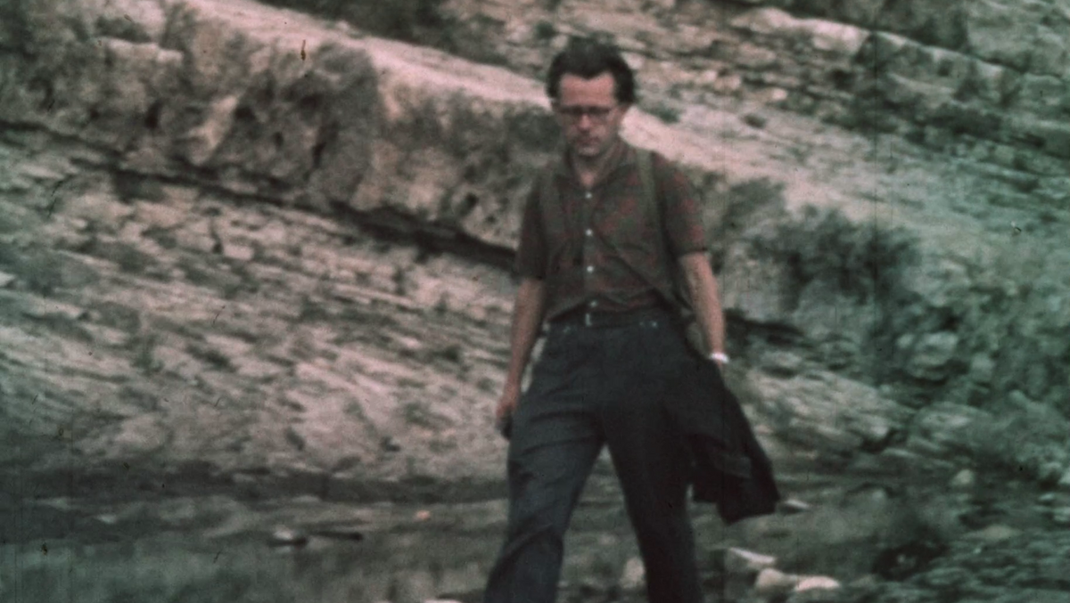 Vīrietis Daugavas krastā pie Pļaviņām ap 1964. gadu. Kadrs no dokumentālās filmas: no Latvijas Valsts kinofotofonodokumentu arhīva