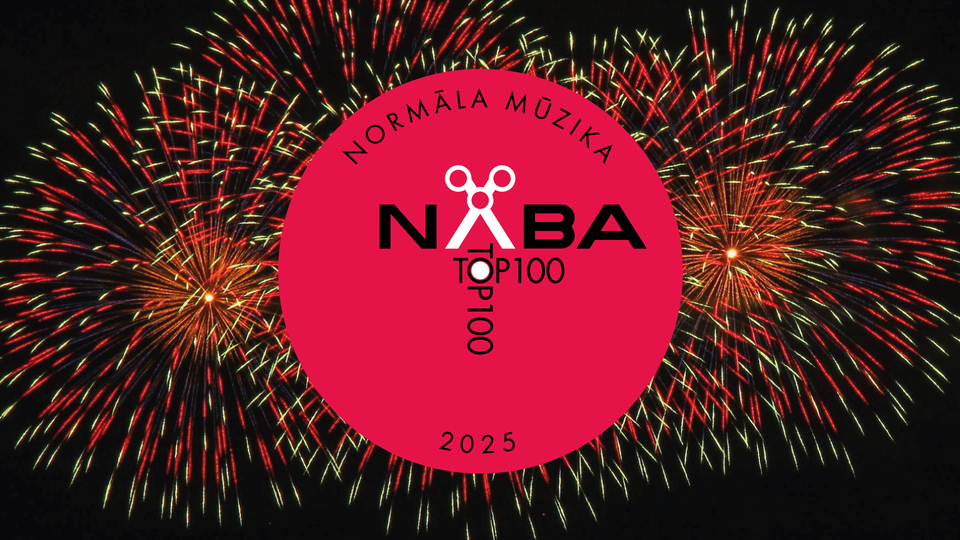 Sarkans aplis ar uzrakstu “NABA TOP100 2025 Normāla mūzika” uz melna fona ar krāsainiem uguņošanas salūtiem.