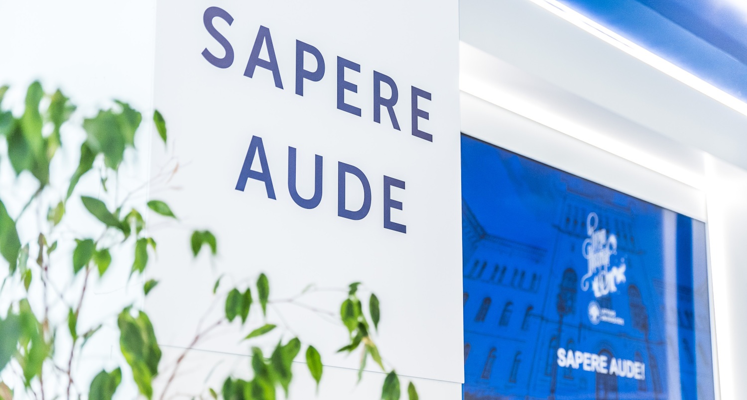 Uzraksts "Sapere aude"