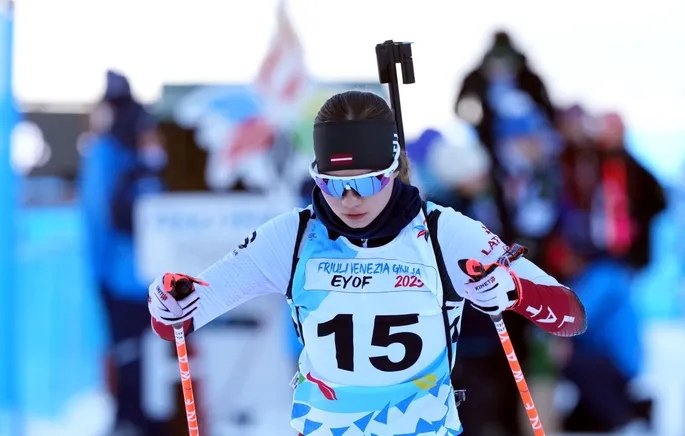 Sportiste biatlona sacensībās