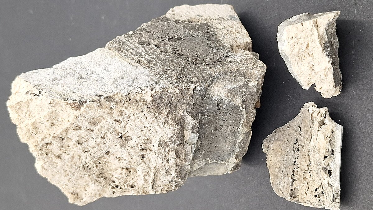 Travertīns no restaurējamās pieminekļa detaļas