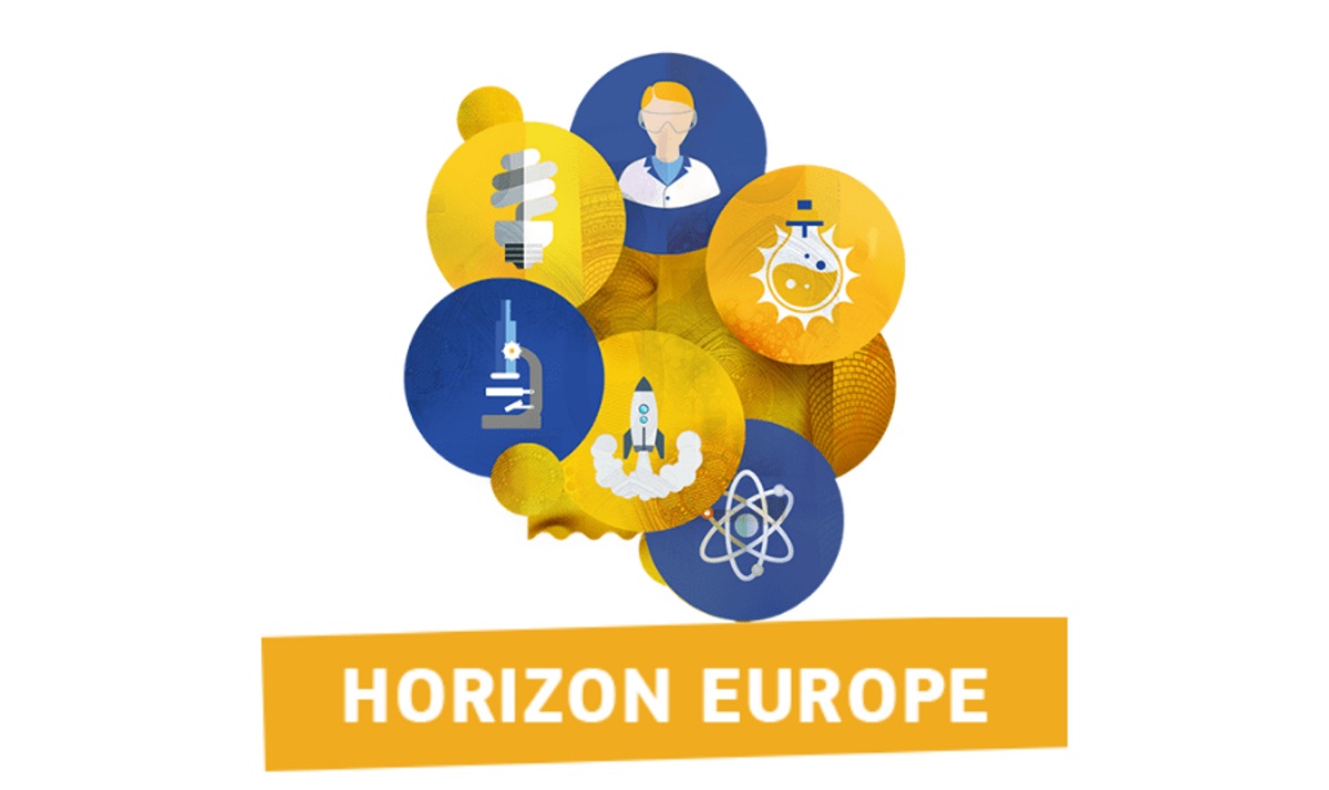 Horizon Europe logo ar zinātnes un inovāciju simboliem – mikroskops, raķete, atoma zīme, spuldze un laboratorijas kolba