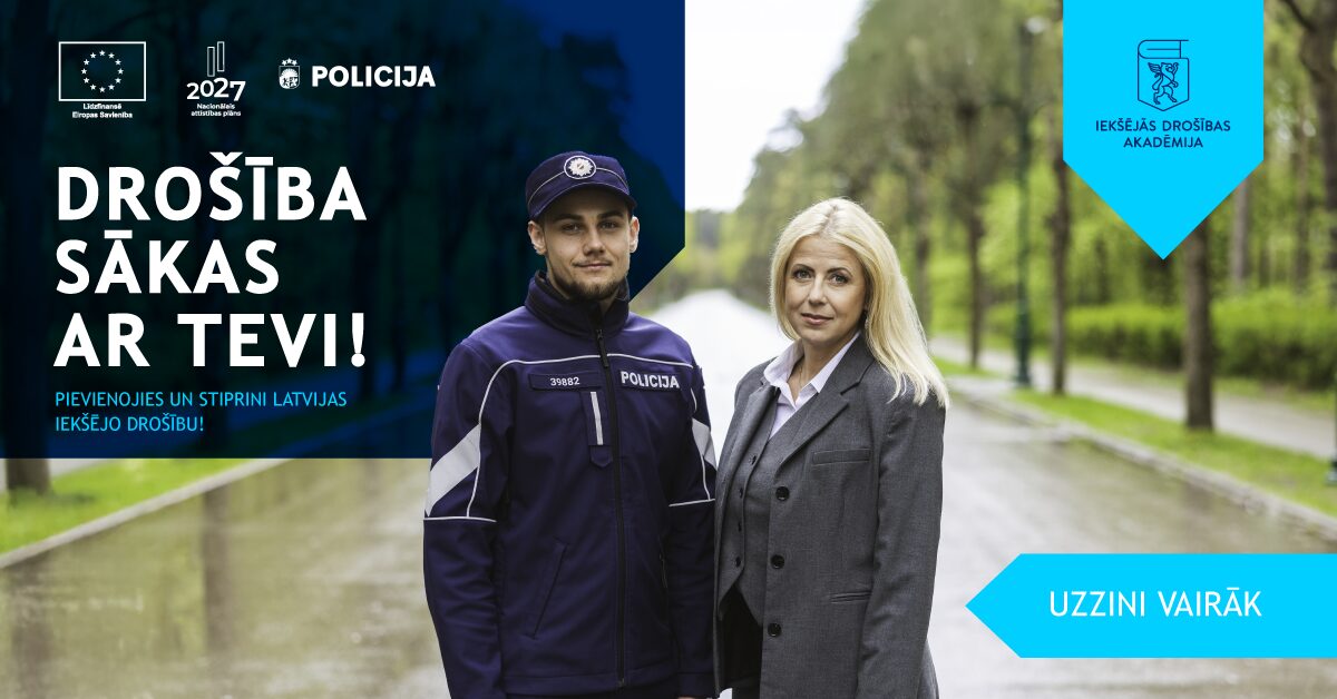 Kreisajā pusē redzami Eiropas Savienības un Latvijas Policijas logotipi, labajā pusē – Iekšējās drošības akadēmijas logo. Attēlā stāv policists formas tērpā un sieviete uzvalkā parkā.
